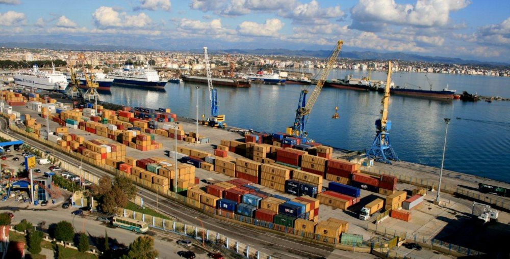 Lufta ndihmon eksportet shqiptare, përmes naftës së shtrenjtë, përkeqësohet industria fason në mars